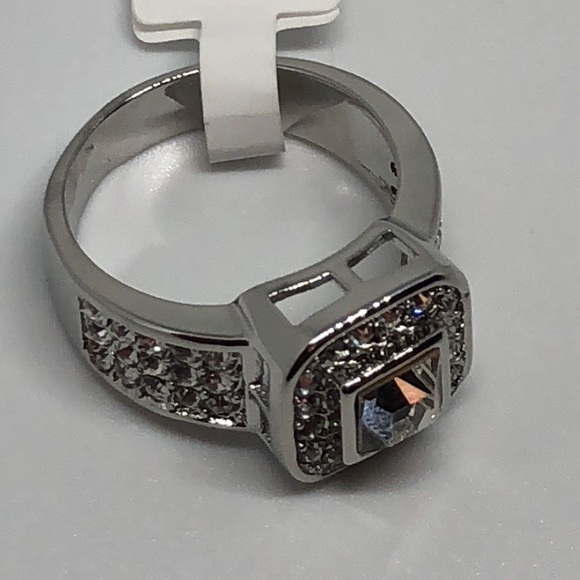 Lovely cushion setting silver ring size 7 boutique - Picture 4 of 8